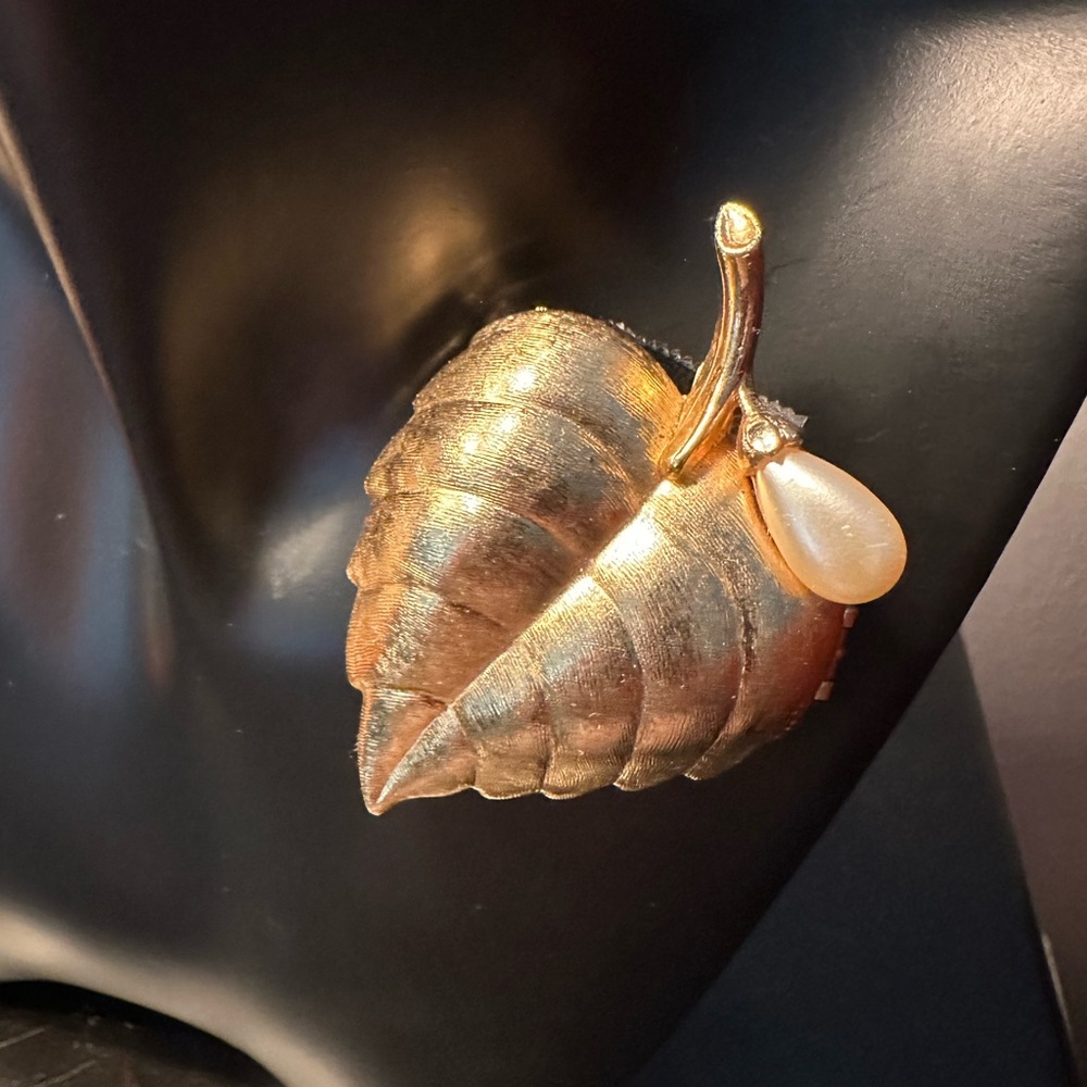 AVON USA “Golden Leaf” Brooch with Pearl Accent VINTAGE